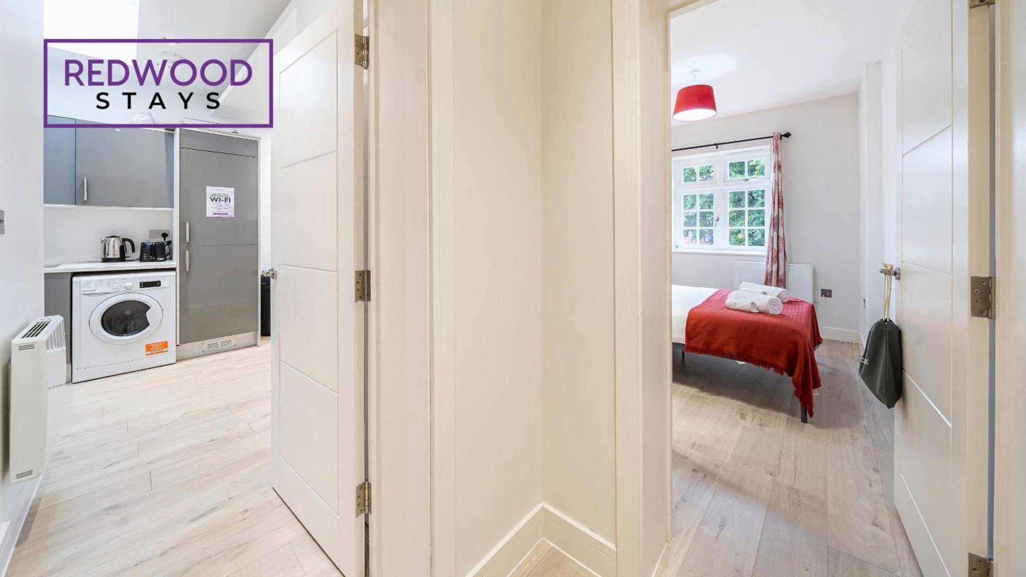 Redwood Stays: Corporate Town Center Apartment with Free Parking Aldershot Exterior photo